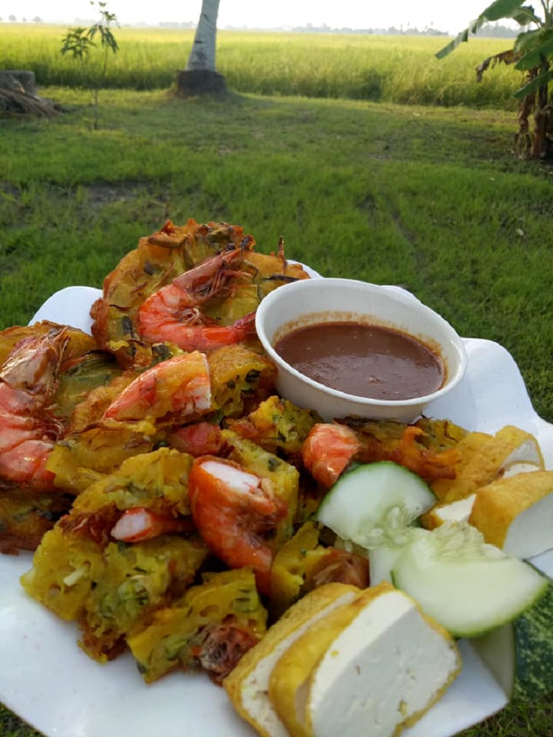 Cucur udang rangup dengan udang besar di atas pinggan.
