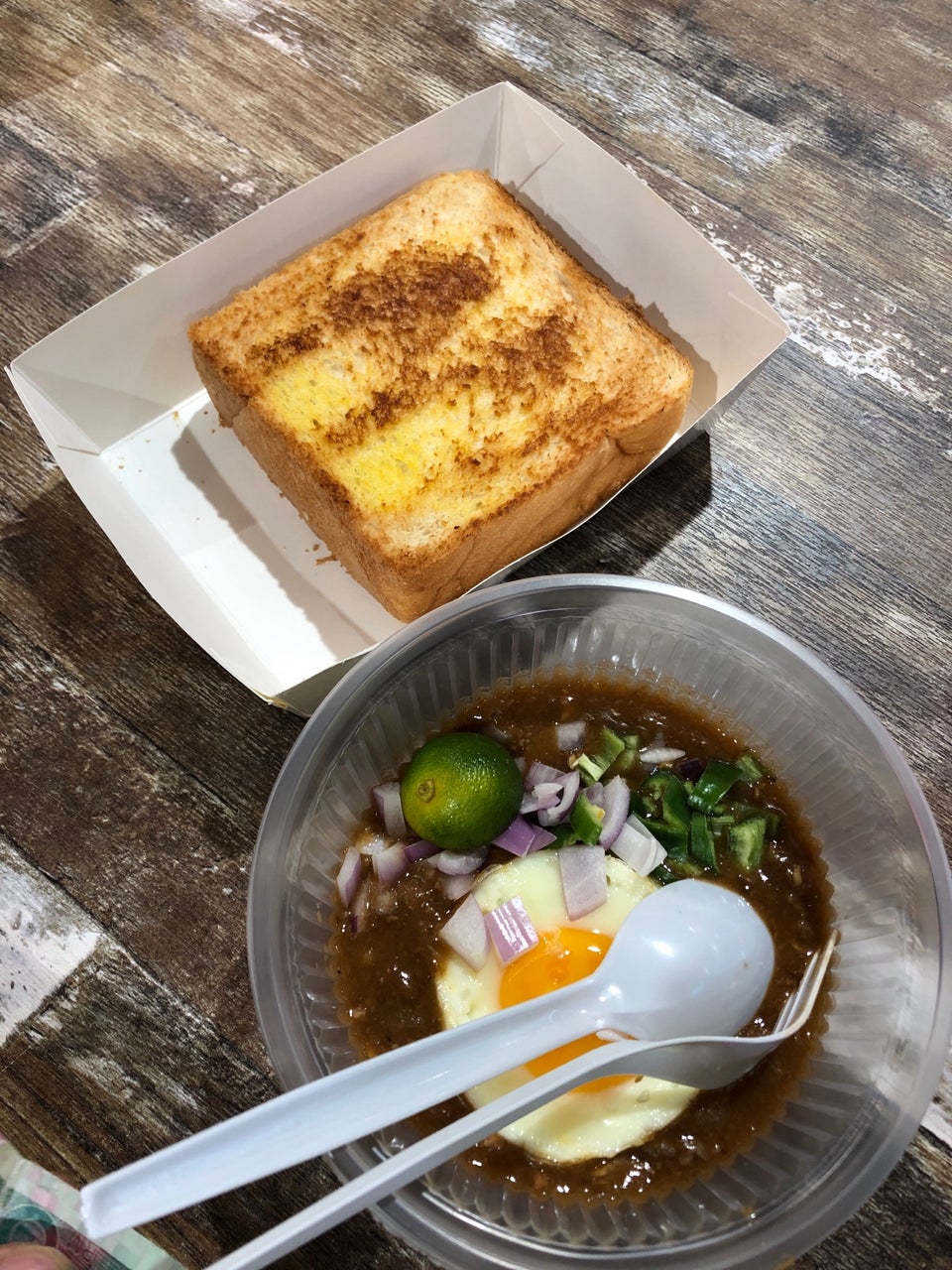 Suasana Pondok Santapan Larkin, salah satu lokasi sarapan popular di Johor.