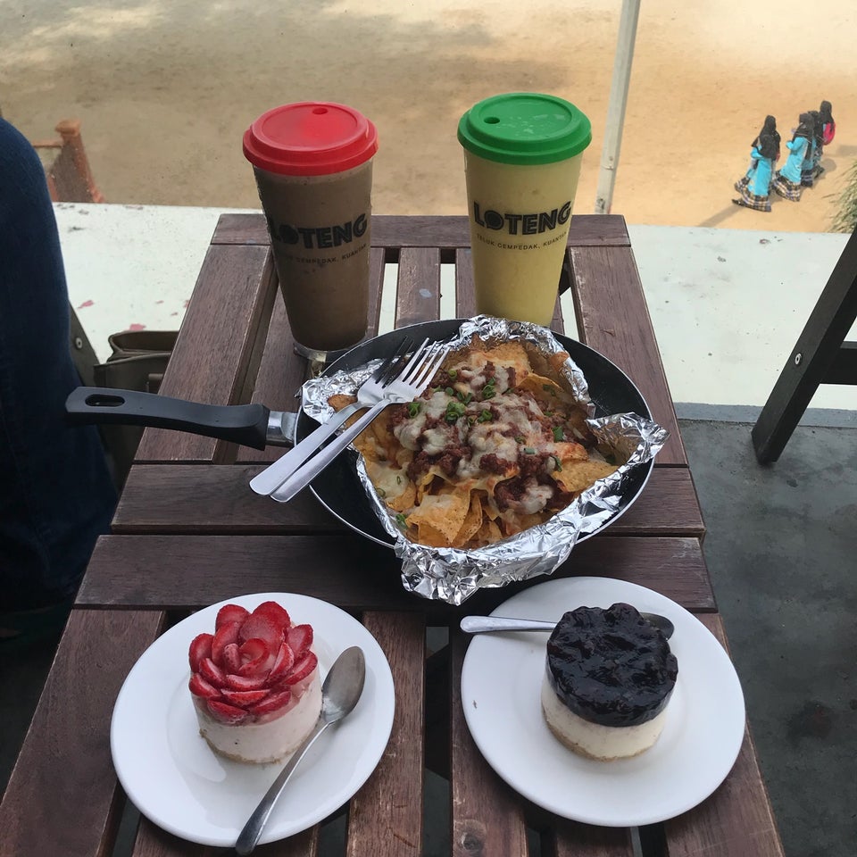 Kafe moden di Kuantan dengan hidangan wafel dan kopi yang menyelerakan.