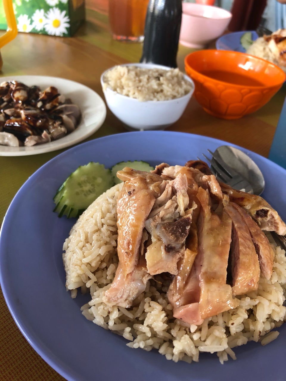 Gambar hidangan nasi ayam Hainan dengan ayam lembut dan juicy bersama sambal pedas.