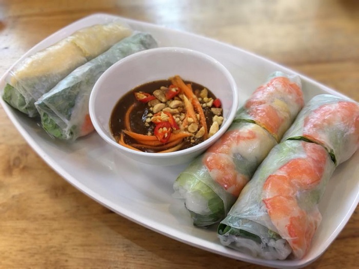 Secawan pho daging hangat di restoran halal di Ho Chi Minh City, Vietnam.