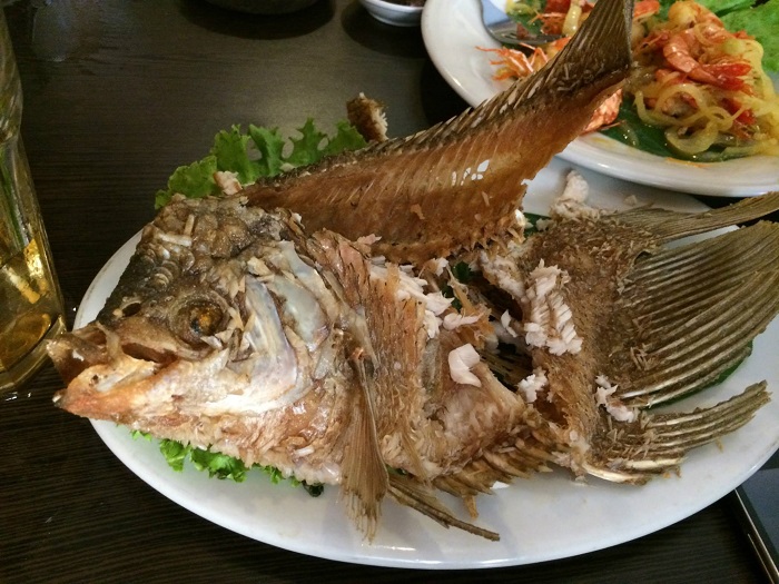 Pelbagai hidangan menarik di restoran tempat makan di Jakarta