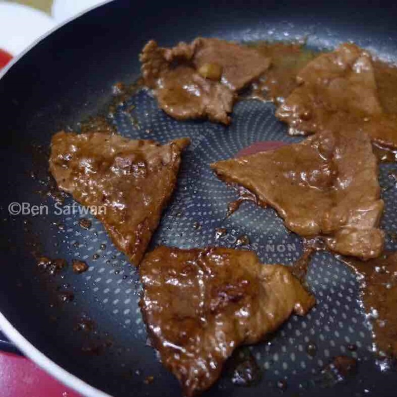 Gambar daging bakar yang dimasak dengan perapan sos yang sedap dan juicy.