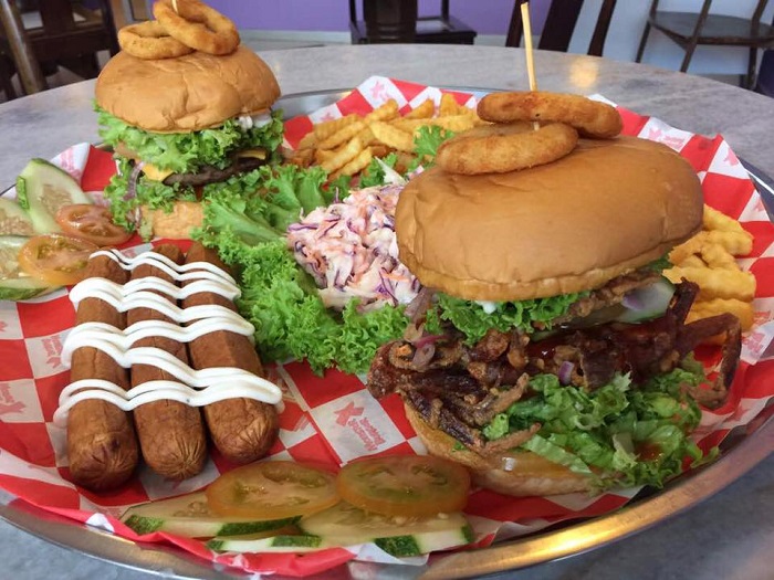 Pelbagai hidangan menarik di restoran dan kafe di sekitar Puncak Alam.