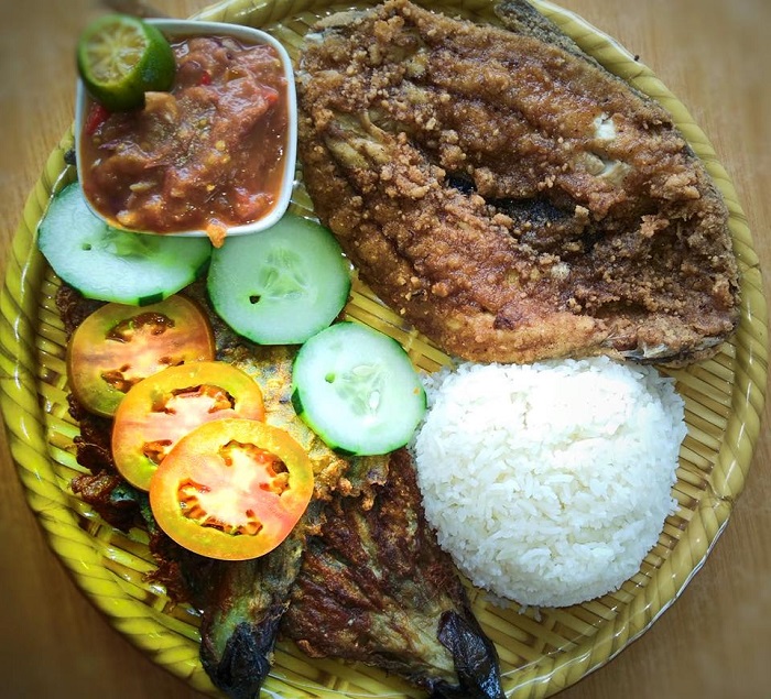 Gambar hidangan ikan bahulu tanpa tulang dan mee sup di restoran sekitar Ranau, Sabah.