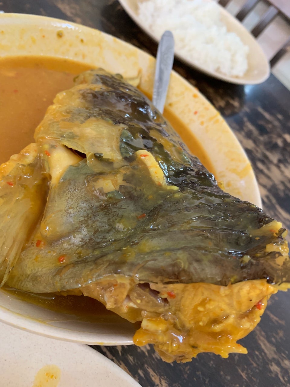 Gambar hidangan patin tempoyak di restoran di Pahang