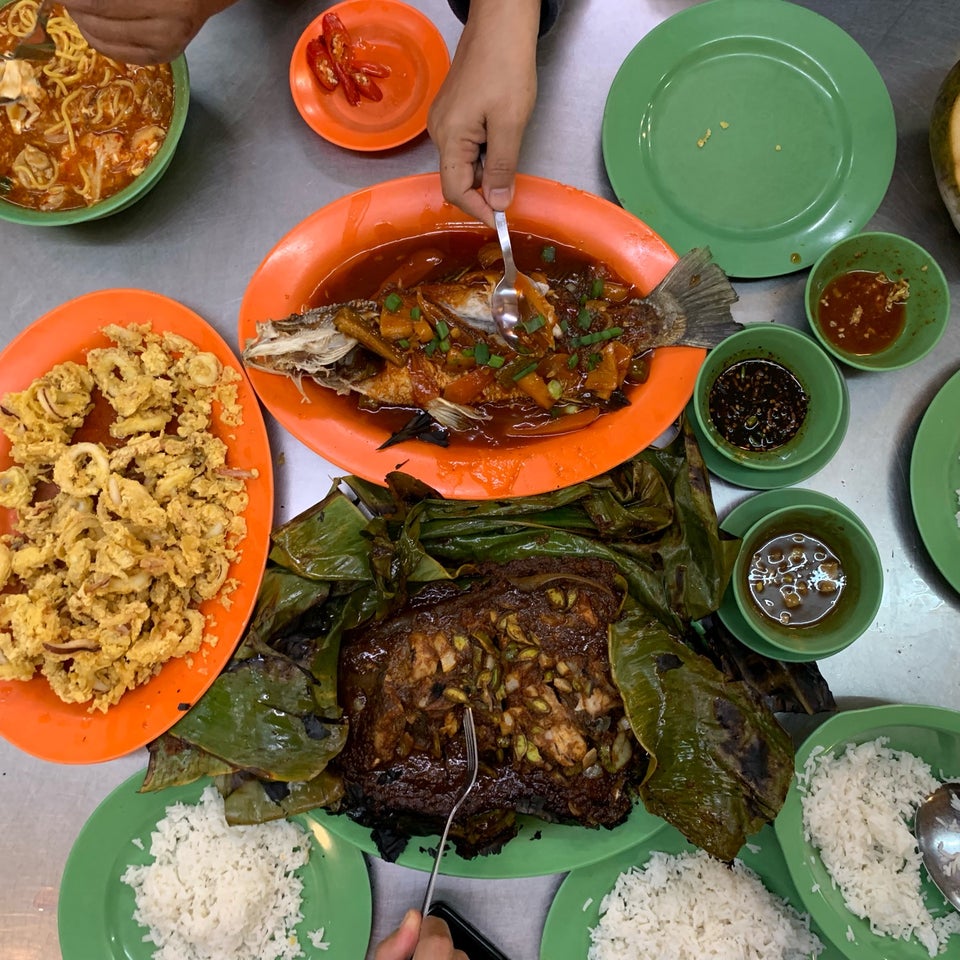 Restoran makanan laut di Kuantan menyajikan ikan bakar dan hidangan laut segar