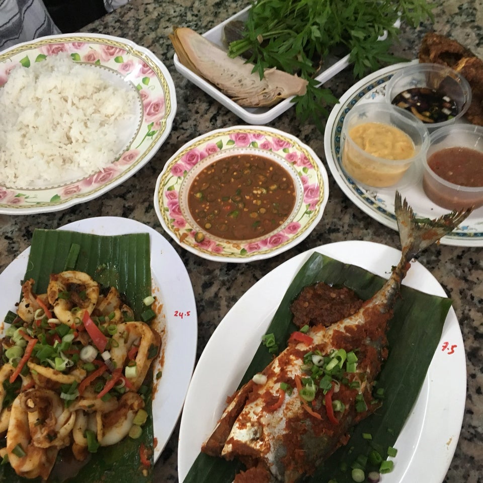 Pelbagai lauk masakan kampung seperti ayam bakar, ikan bakar dan ulam-ulaman di restoran KL & Selangor.