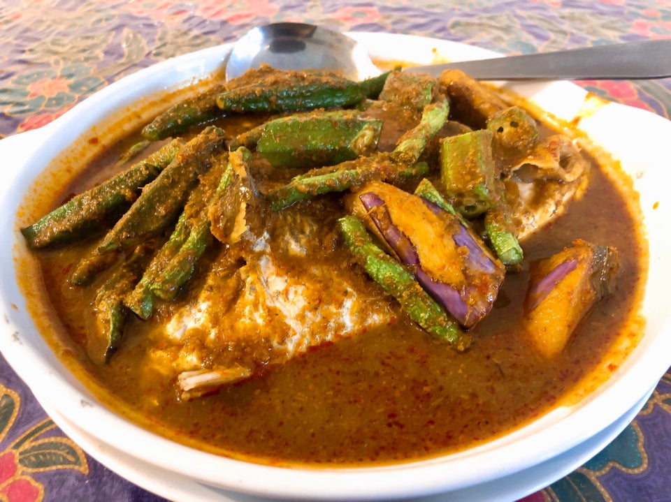 Ayam pong teh, sejenis hidangan Baba Nyonya yang popular di Melaka