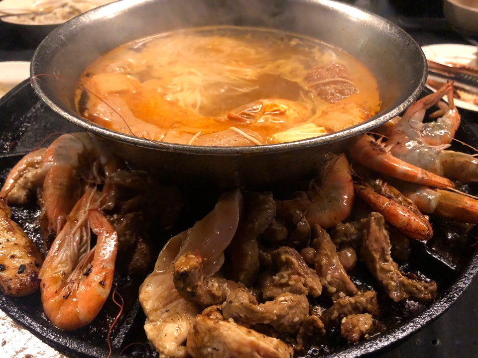 Pelbagai hidangan steamboat dan grill halal di restoran di Selangor.