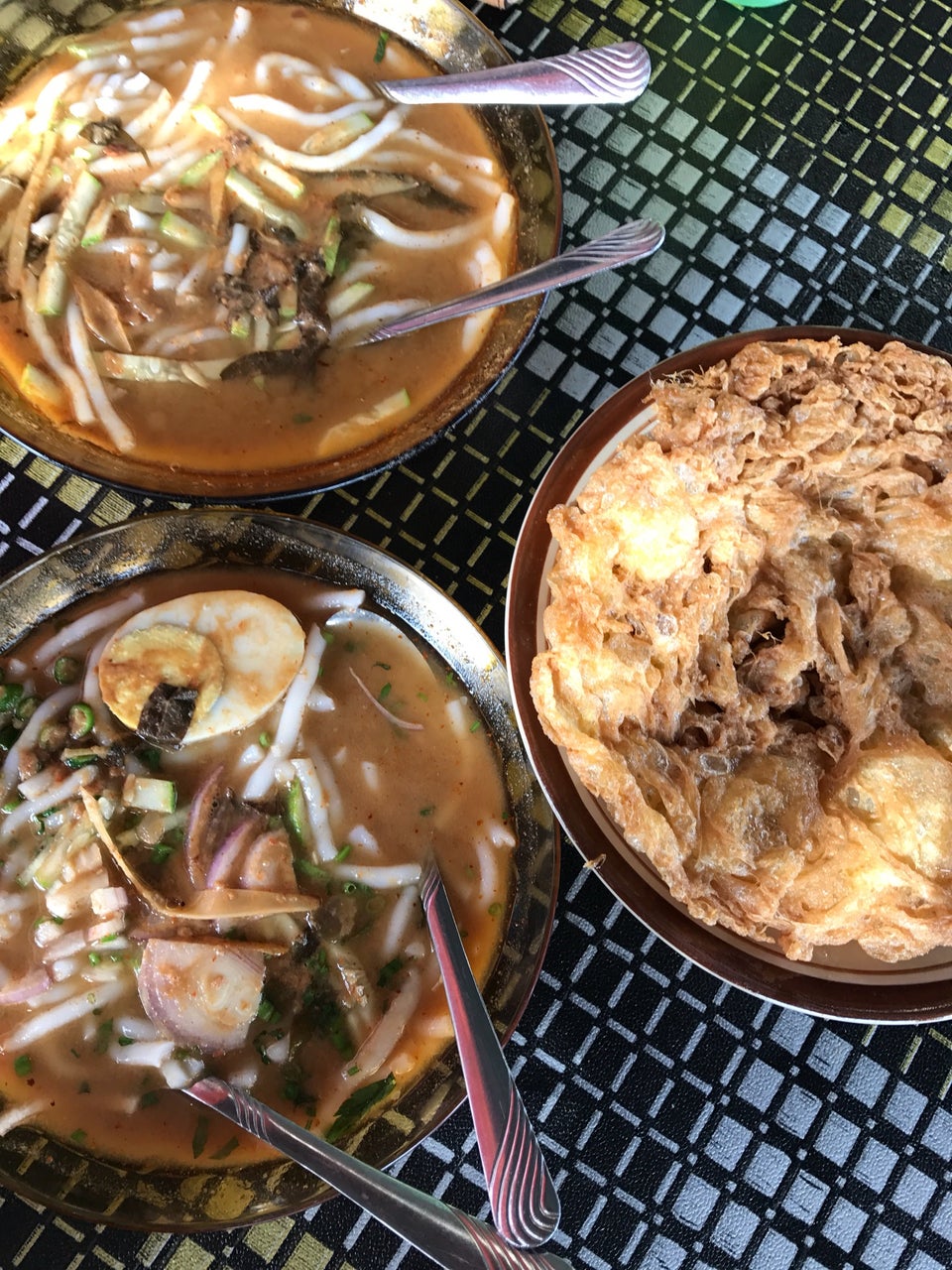 Sehidang laksa telur bersarang yang enak di port laksa Perak