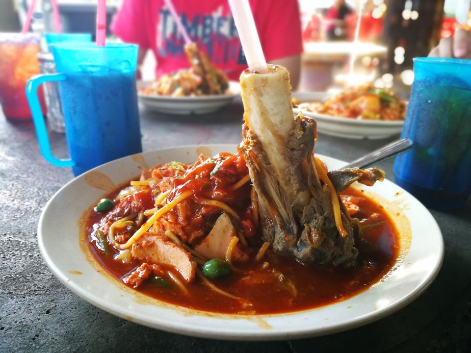 Koleksi gambar makanan viral di Malaysia seperti bubble tea, cendol durian, oden dan aiskrim soft serve Family Mart.