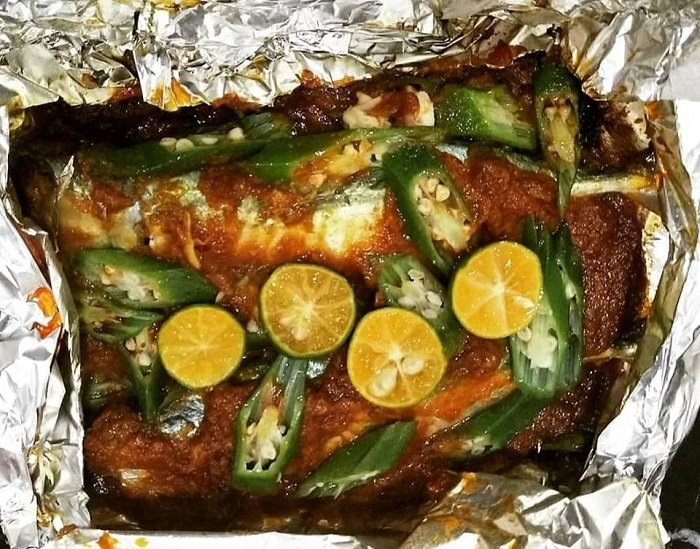 Suasana gerai Medan Ikan Bakar Pernu di Umbai, Melaka.