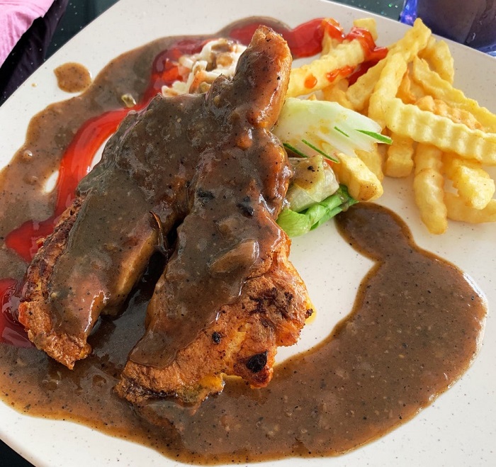 Chicken chop goreng bersama sos lada hitam