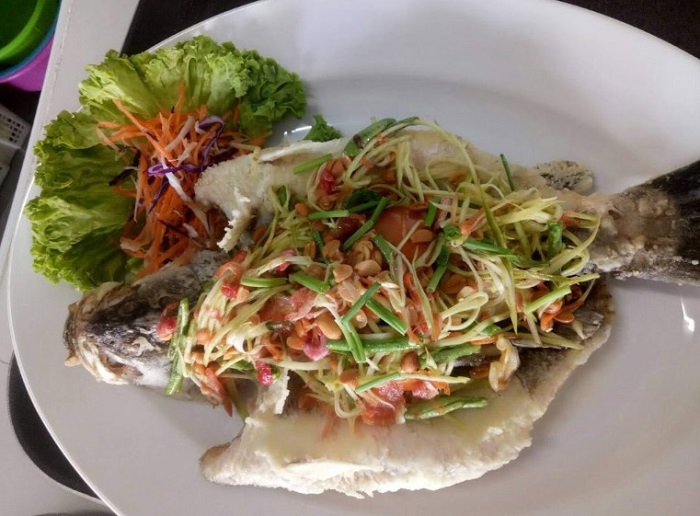 Kerabu ikan di Restoran Hijau Seafood