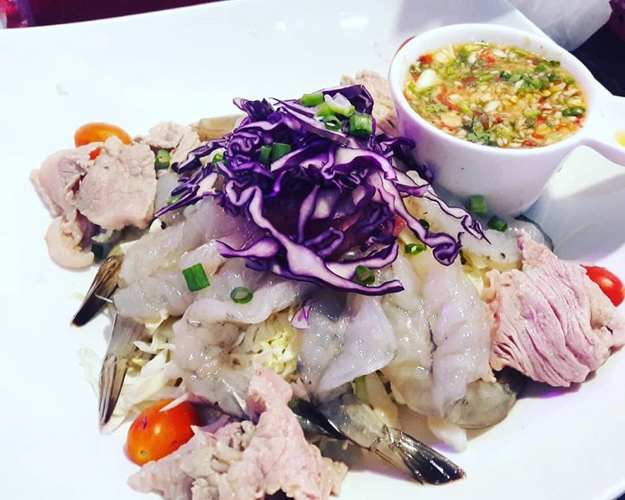 Pelbagai juadah enak seperti tomyam seafood dan ikan bakar di restoran Narathiwat.