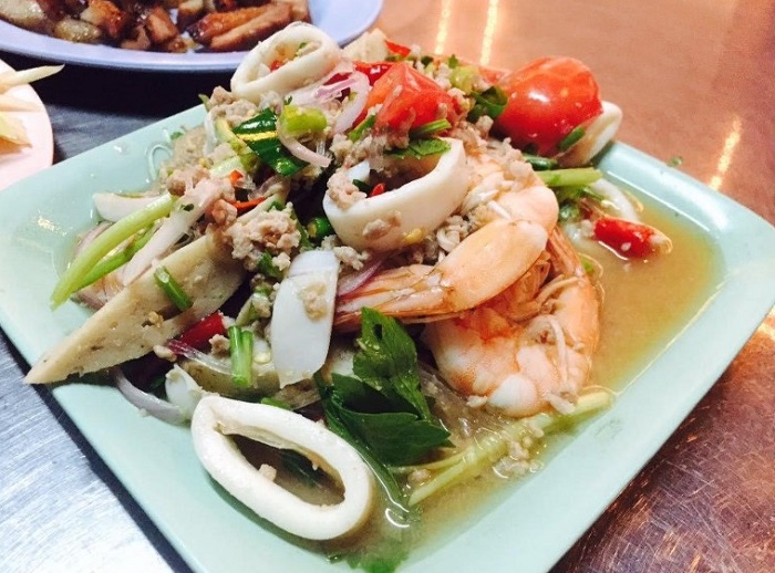 Kerabu seafood di Restoran Hijau Seafood