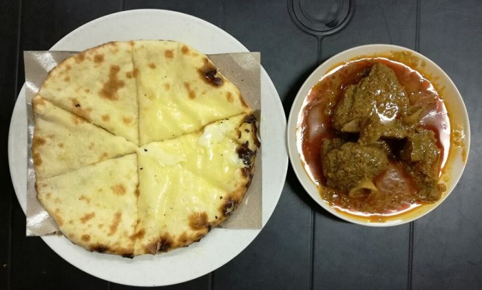 Gambaran pelbagai hidangan sedap di restoran Wakaf Che Yeh seperti nasi kerabu, ikan bakar, dan tomyam.