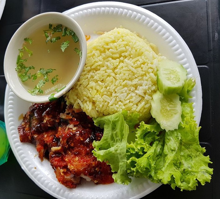Sajian nasi ayam di Nasi Ayam Golok