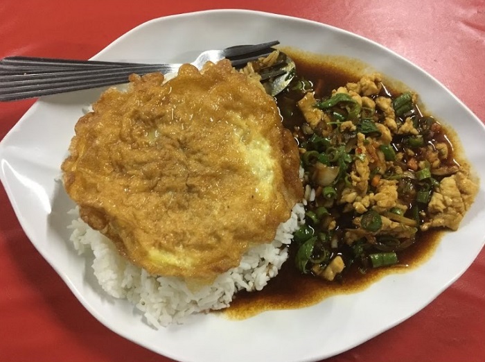 Nasi ayam cincang dengan sambal dan timun