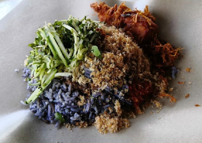 Pelbagai juadah menarik seperti mee celup, nasi kerabu dan chicken chop di restoran di Rantau Panjang.