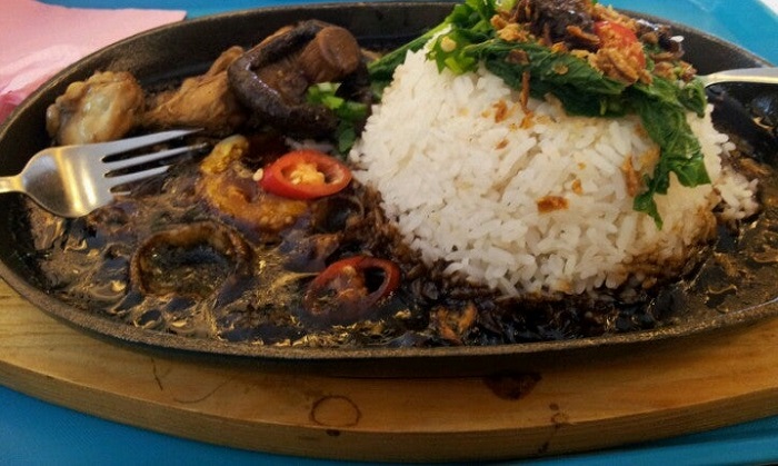 Nasi sizzling panas dengan lauk ayam dan sayur