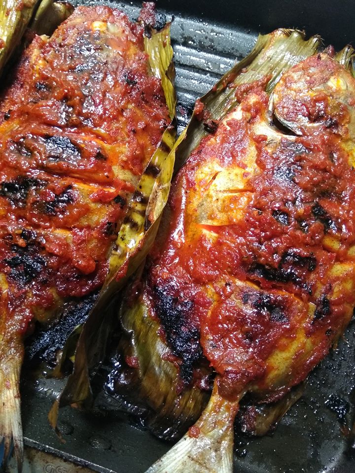 Hidangan ikan bawal goreng dengan sos kicap dan halia