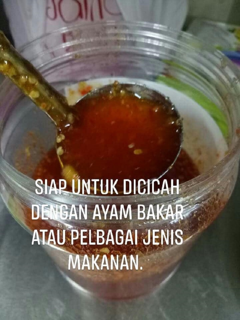 Pelbagai jenis colek air gula ala Thai dalam mangkuk kecil untuk pencicah buah.