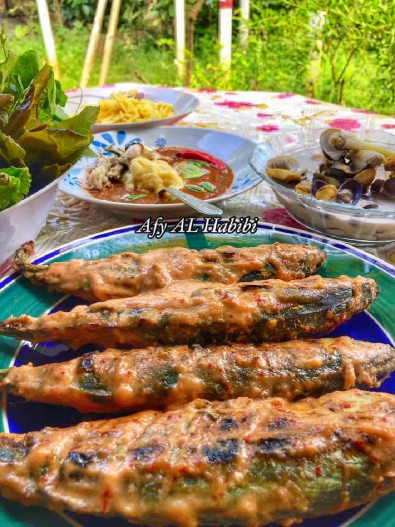 Gambar hidangan ikan percik panggang berkuah yang sedap dan menggiurkan.
