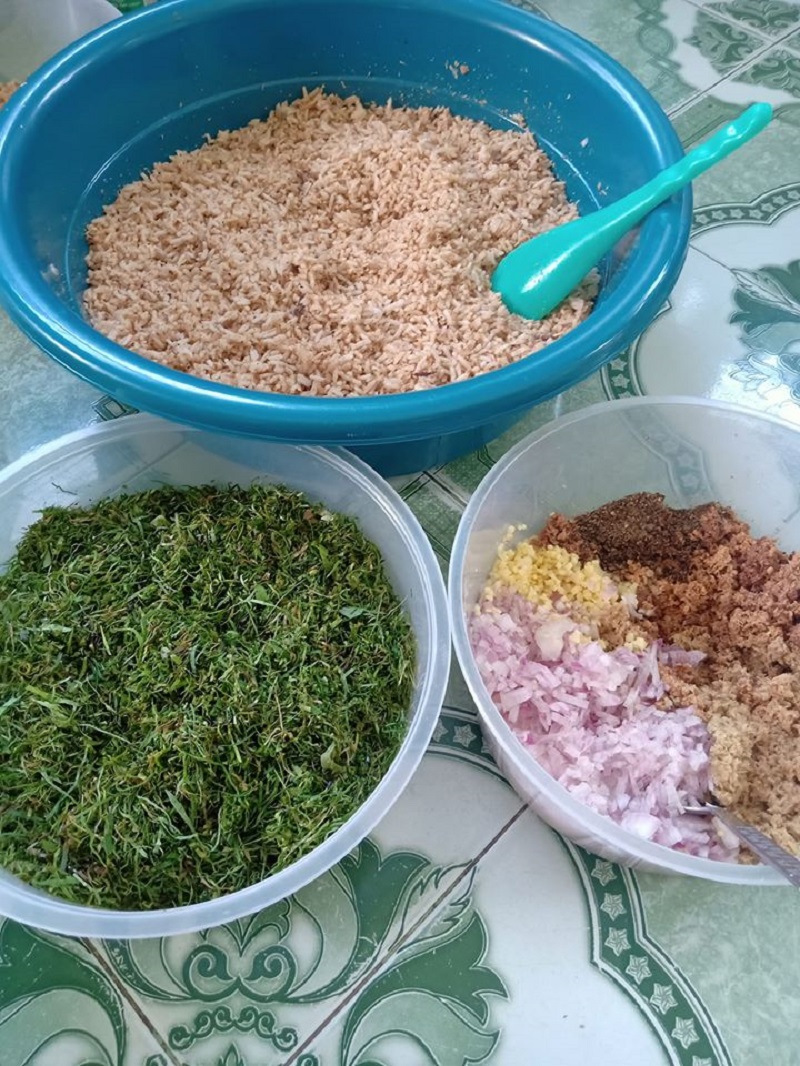 Nasi Ulam Utara tradisional dengan ulam-ulaman segar di dalam mangkuk.