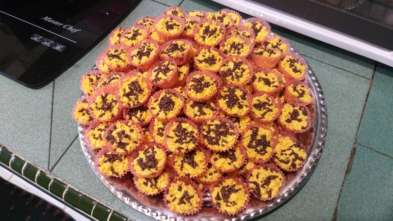 Biskut sarang semut dalam paper cup mini dihiasi dengan coklat rice.