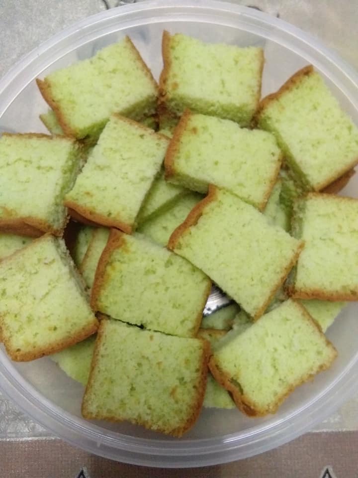 Kek Chiffon Pandan Kelapa yang telah masak di atas redai