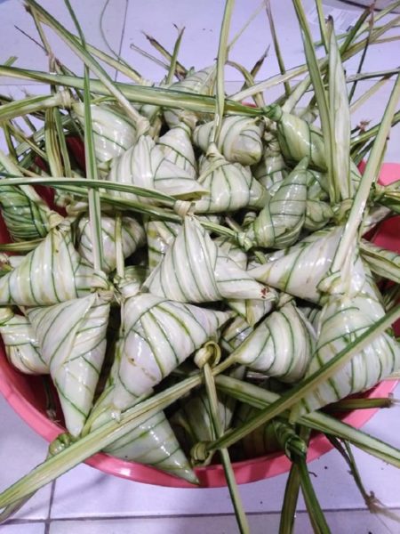 Ketupat palas berbungkus daun siap dihidang