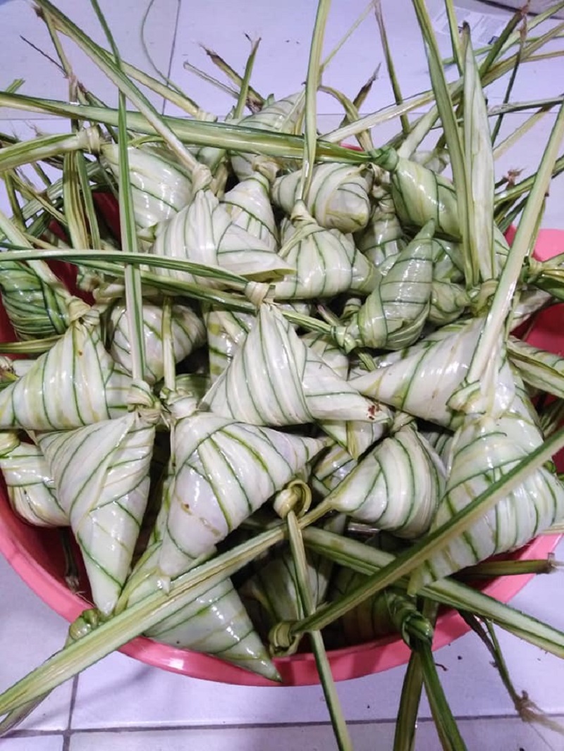 Ketupat palas yang dibungkus menggunakan daun palas.