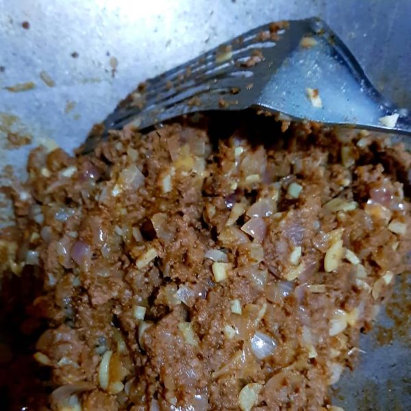 Proses menggoreng murtabak daging cheese di dalam kuali