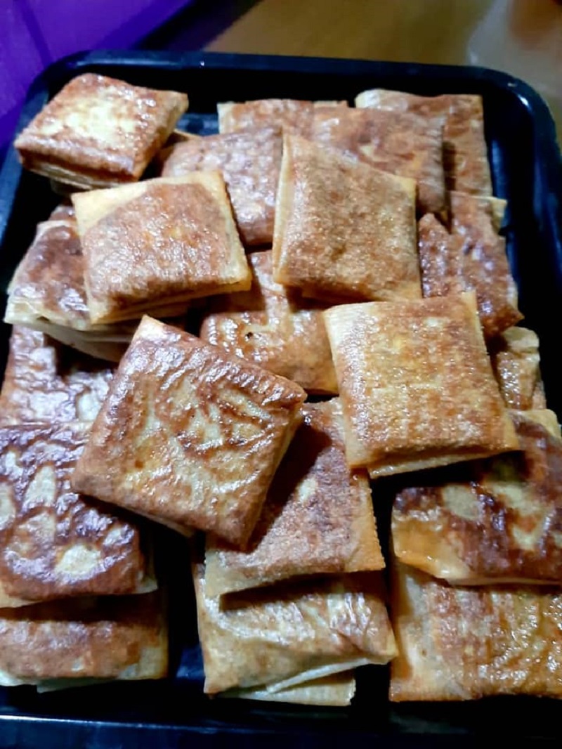 Murtabak Daging Cheese yang telah siap dimasak di atas pinggan.