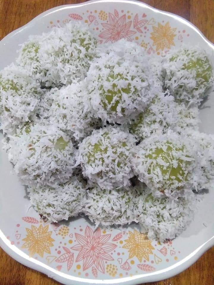 Onde-onde gula Melaka yang telah siap dimasak dan digaul dengan kelapa parut.