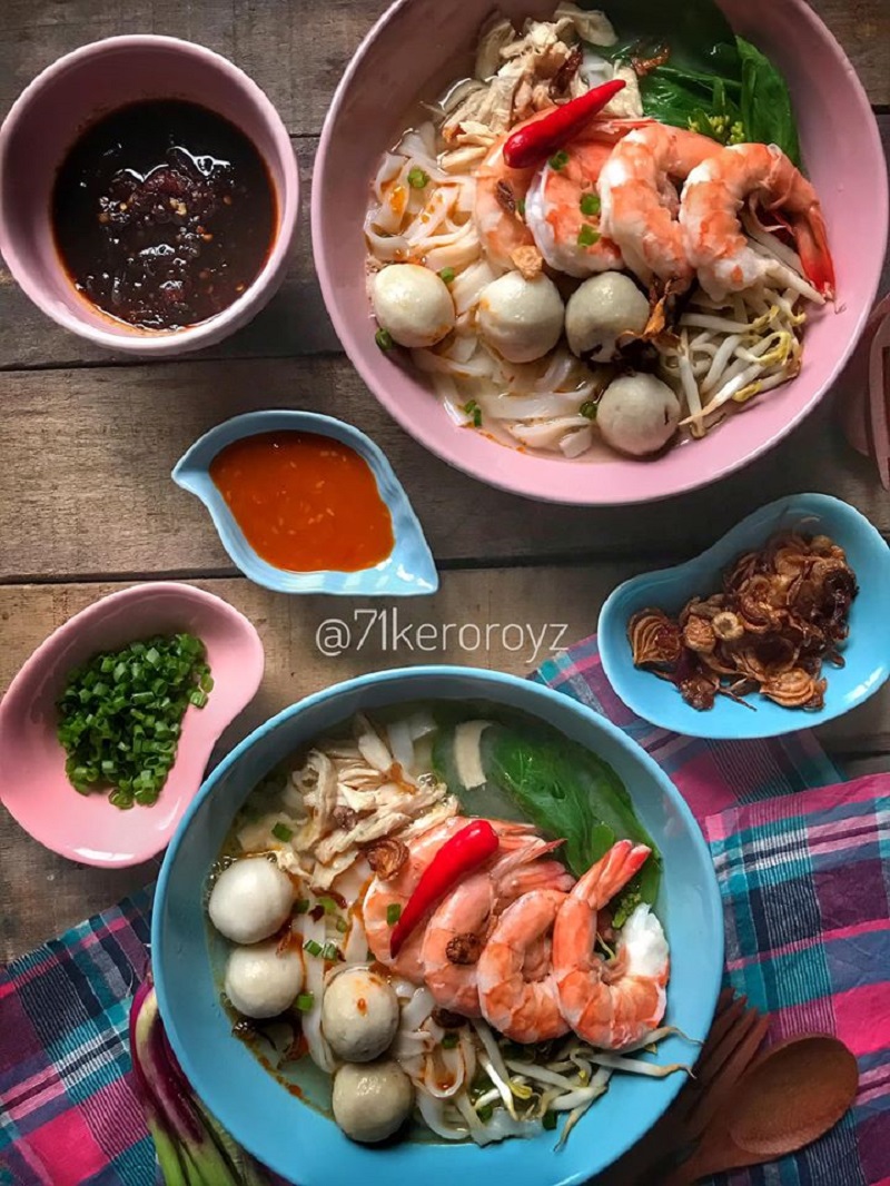 Mangkuk Sup Poh Hor Fun bersama udang, ketam dan kuey teow.