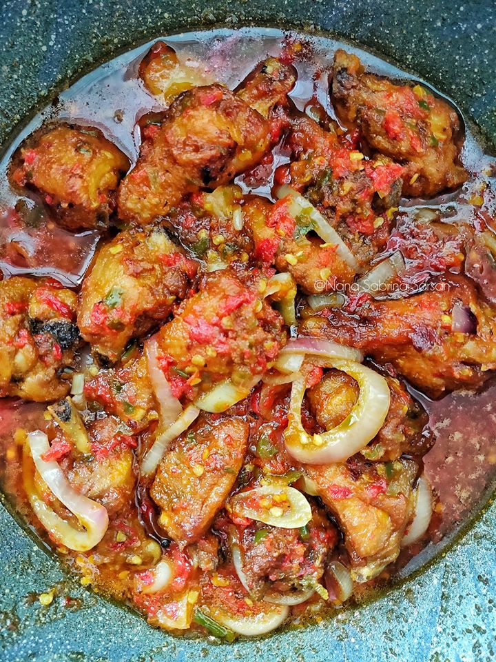 Koleksi pelbagai hidangan ayam berkuah yang sedap dan mudah untuk dimasak.