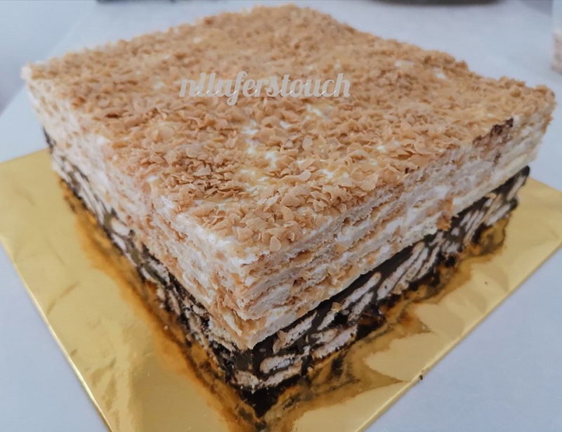Kek Batik Cheesekut berlapis dengan coklat pekat dan keju yang melimpah ruah