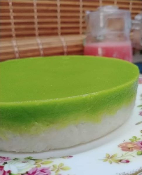 Kuih Seri Muka berlapis pulut dan pandan