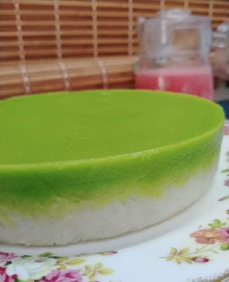 Kuih seri muka dengan lapisan pulut di bawah dan lapisan hijau di atas.