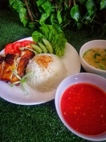 Nasi ayam siap dihidang dengan hirisan ayam