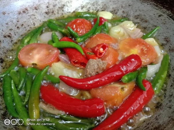 Proses memasak atau penyediaan nasi ayam penyet