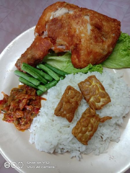 Nasi ayam penyet dengan ayam goreng, sambal dan lalapan