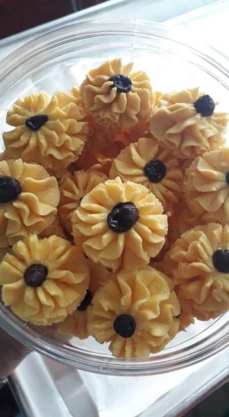 Proses menyepit adunan biskut semperit susu