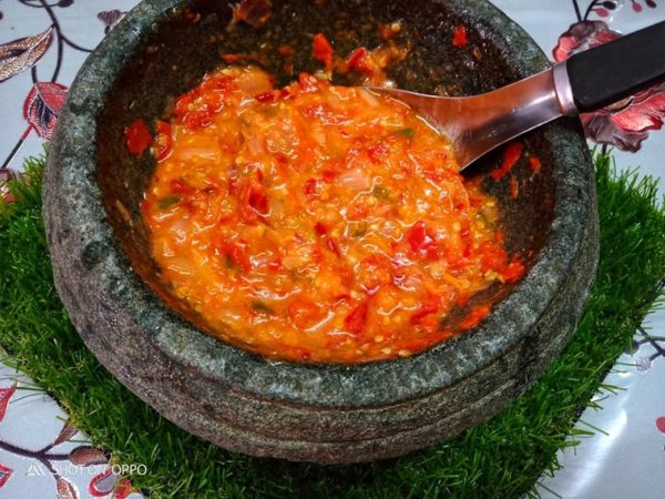 Proses memasak atau mengeprek ayam bersama sambal