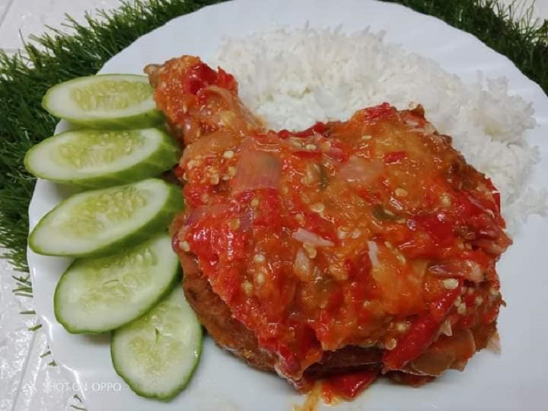 Hidangan Ayam Geprek dengan sambal pedas di atas pinggan