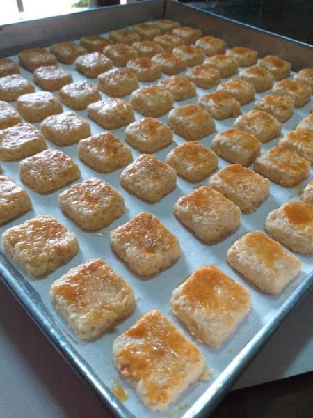 Proses penyediaan adunan biskut kelapa rangup