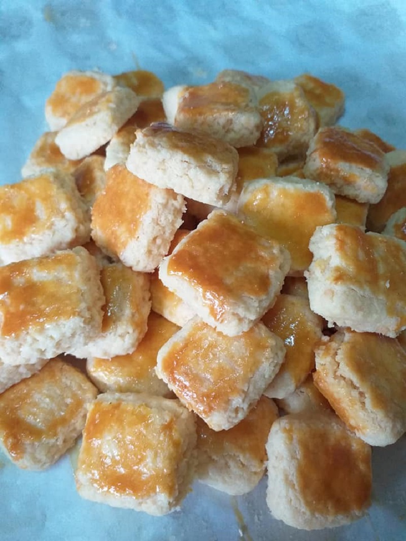 Biskut kelapa rangup bersaiz kecil yang dibakar sehingga garing.